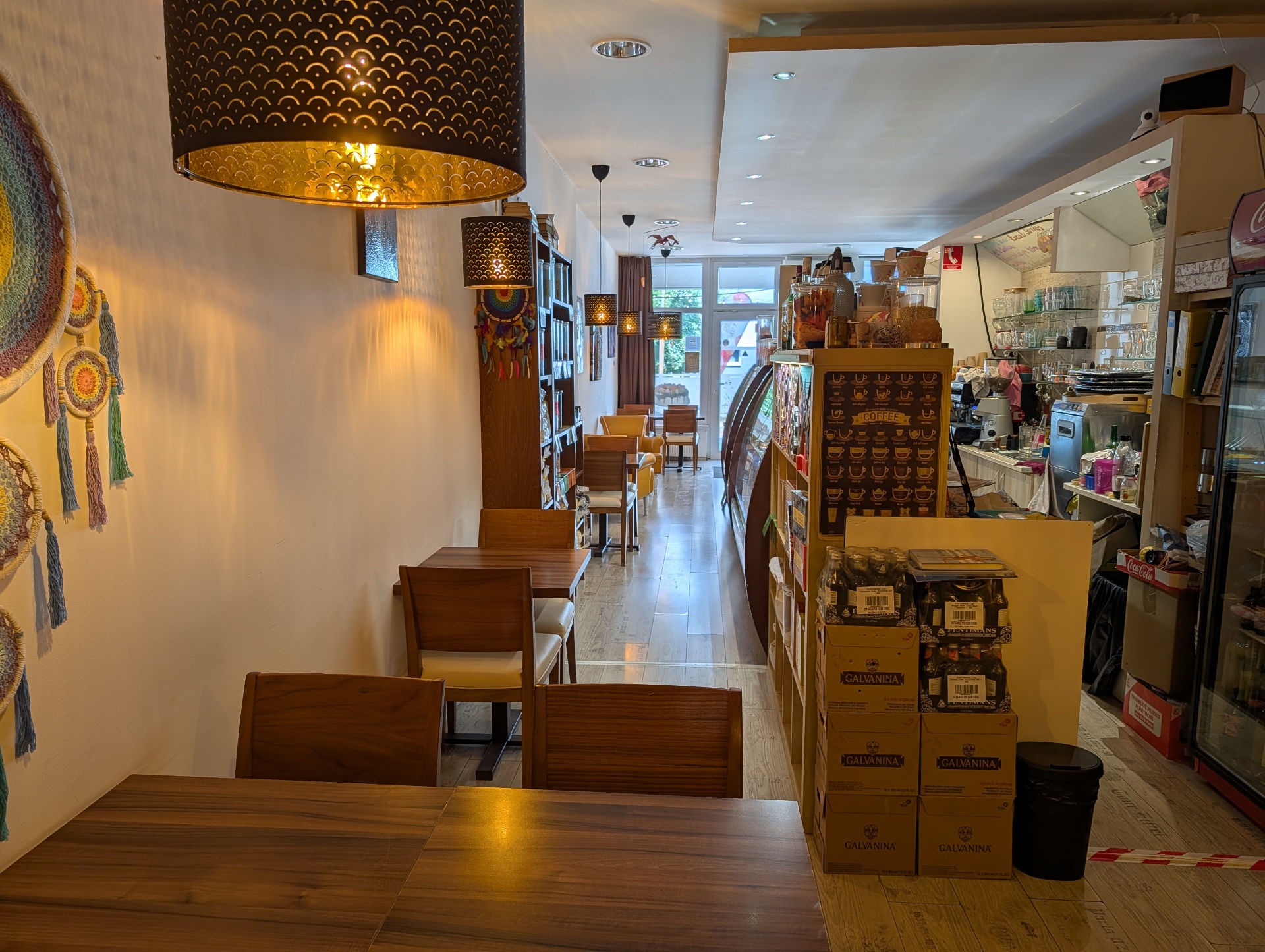 Interiér Coffee Time — sedenie a atmosféra kaviarne vo Vrakuni